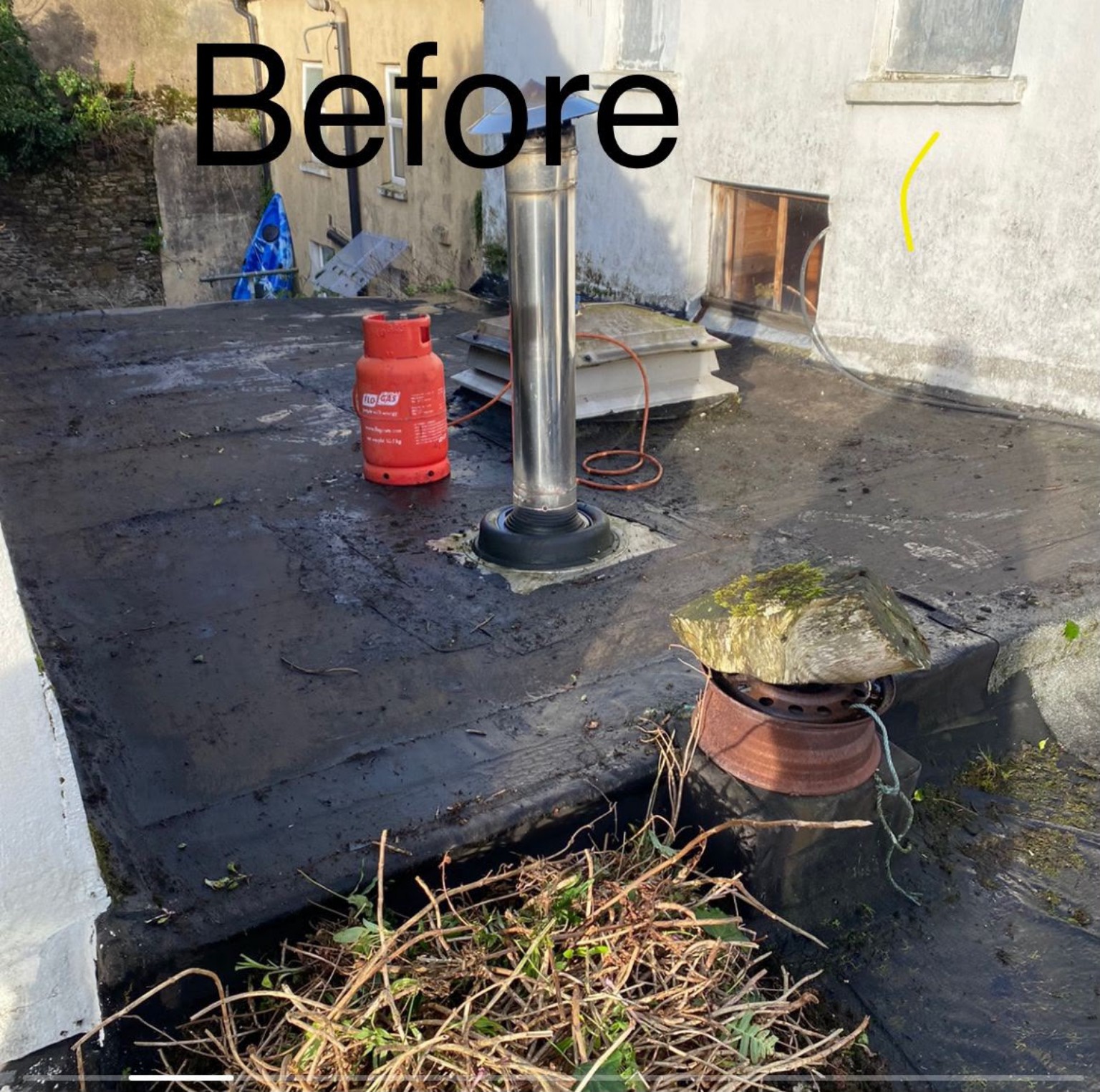 Worn flat roof before renewal